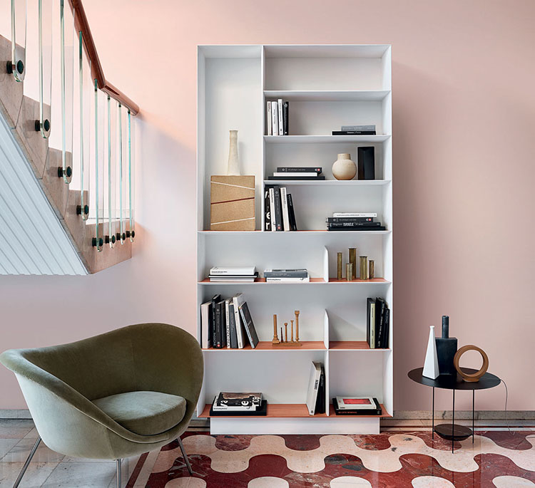 scaffale bianco con ripiani