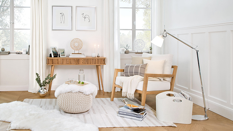 soggiorno arredato stile scandinavo bianco e legno naturale