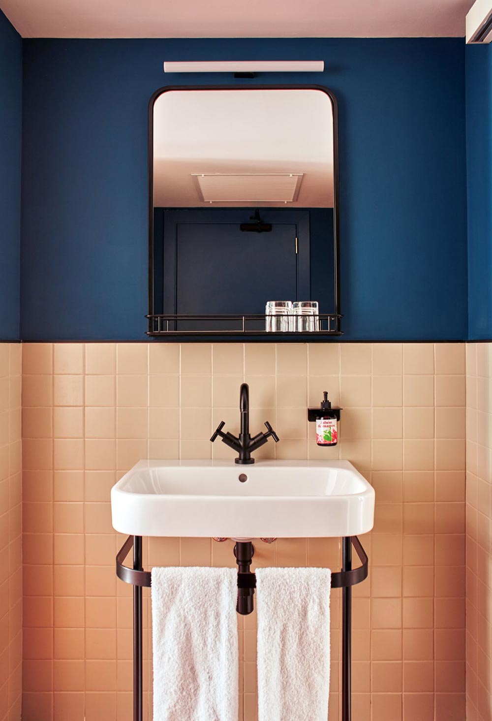 una casa rosa non troppo femminile