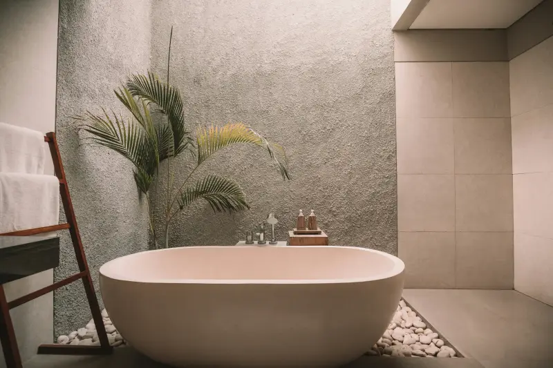 arredare un bagno grande vasca freestanding rosa