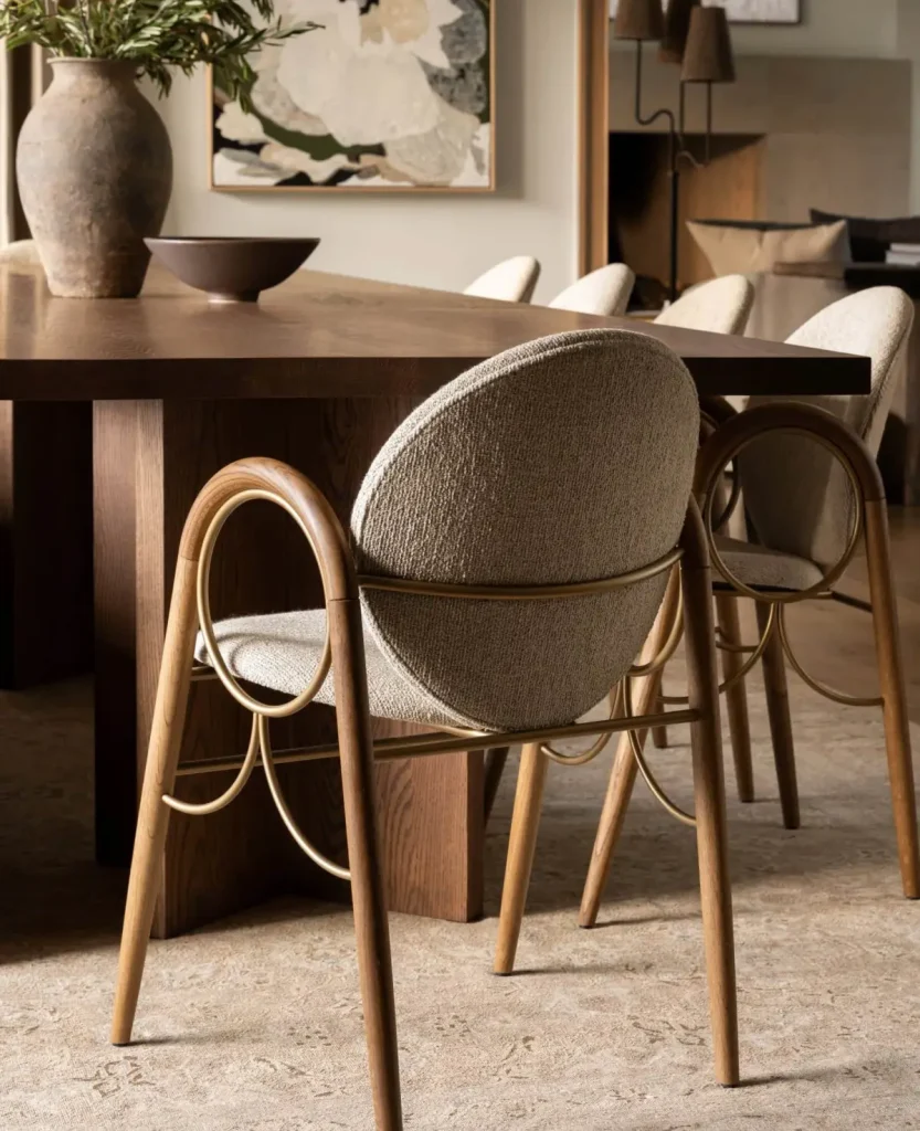 trend arredamento 2025 sedia dalle linee curve