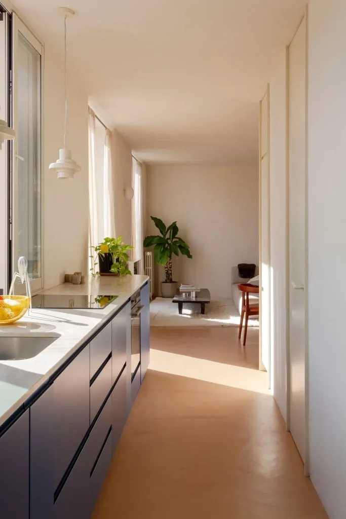 arredare una cucina stretta e lunga  blu e bianca